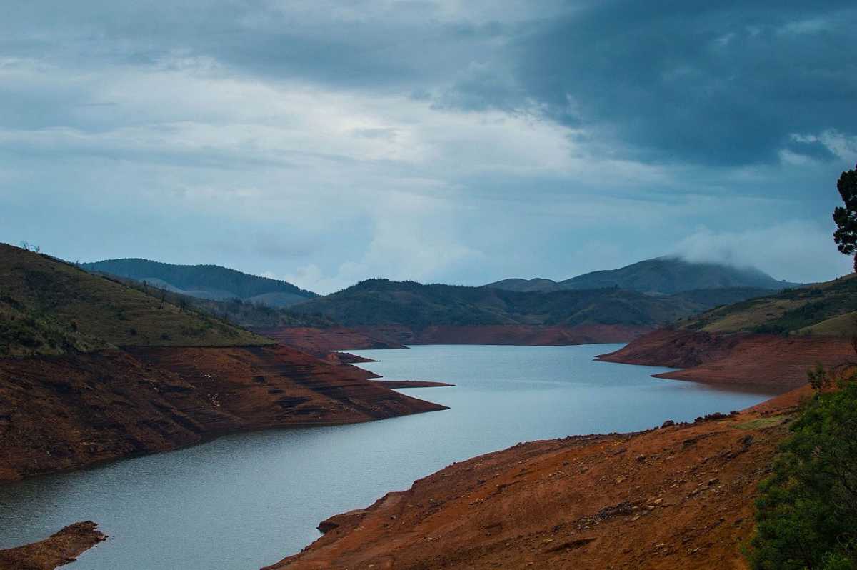 https://mdw-travel-data-us-east-1.s3.amazonaws.com/img/country/India/Avalanche-Lake/img_00.jpg