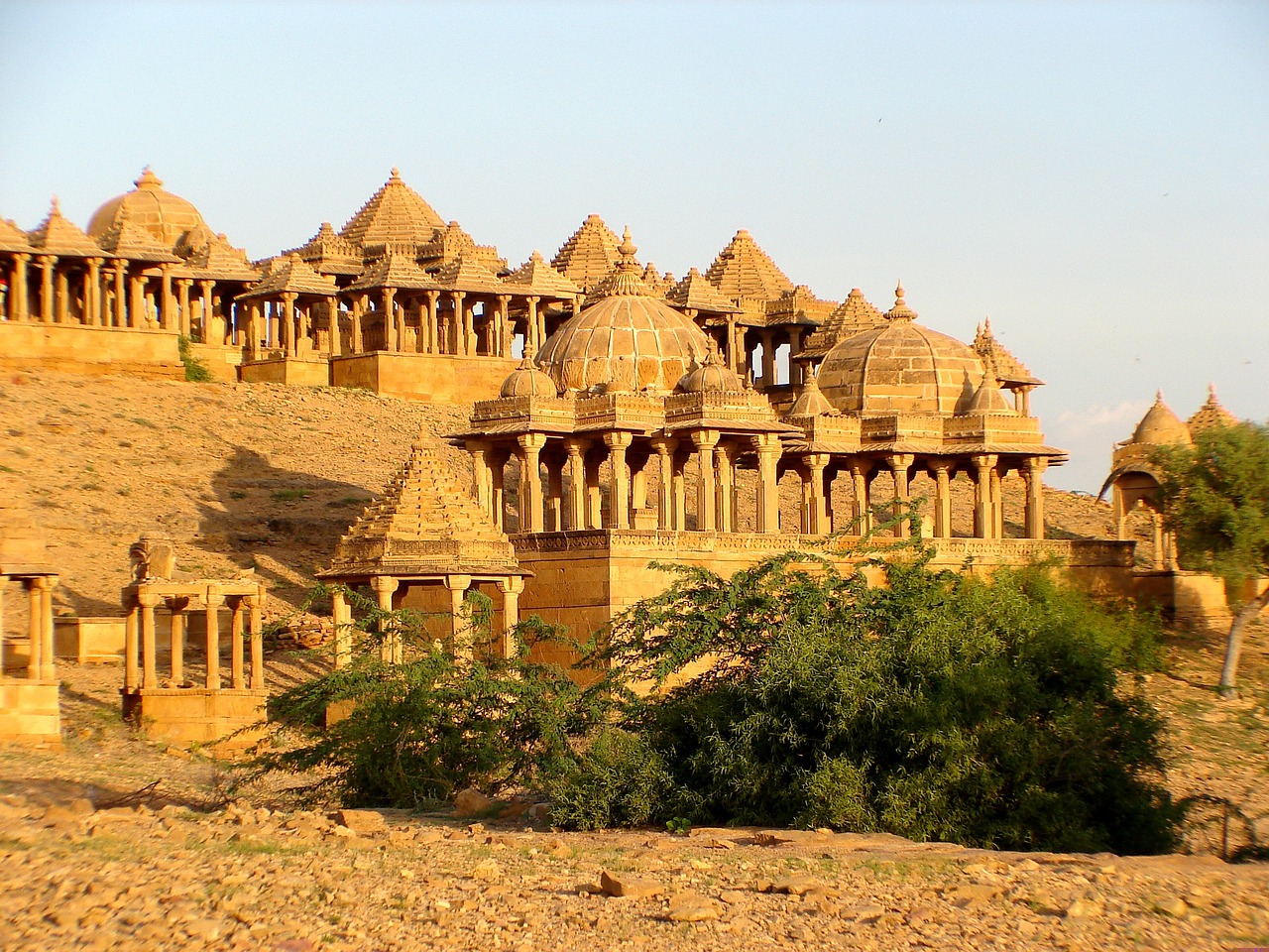 https://mdw-travel-data-us-east-1.s3.amazonaws.com/img/country/India/Bada-Bagh/img_03.jpg