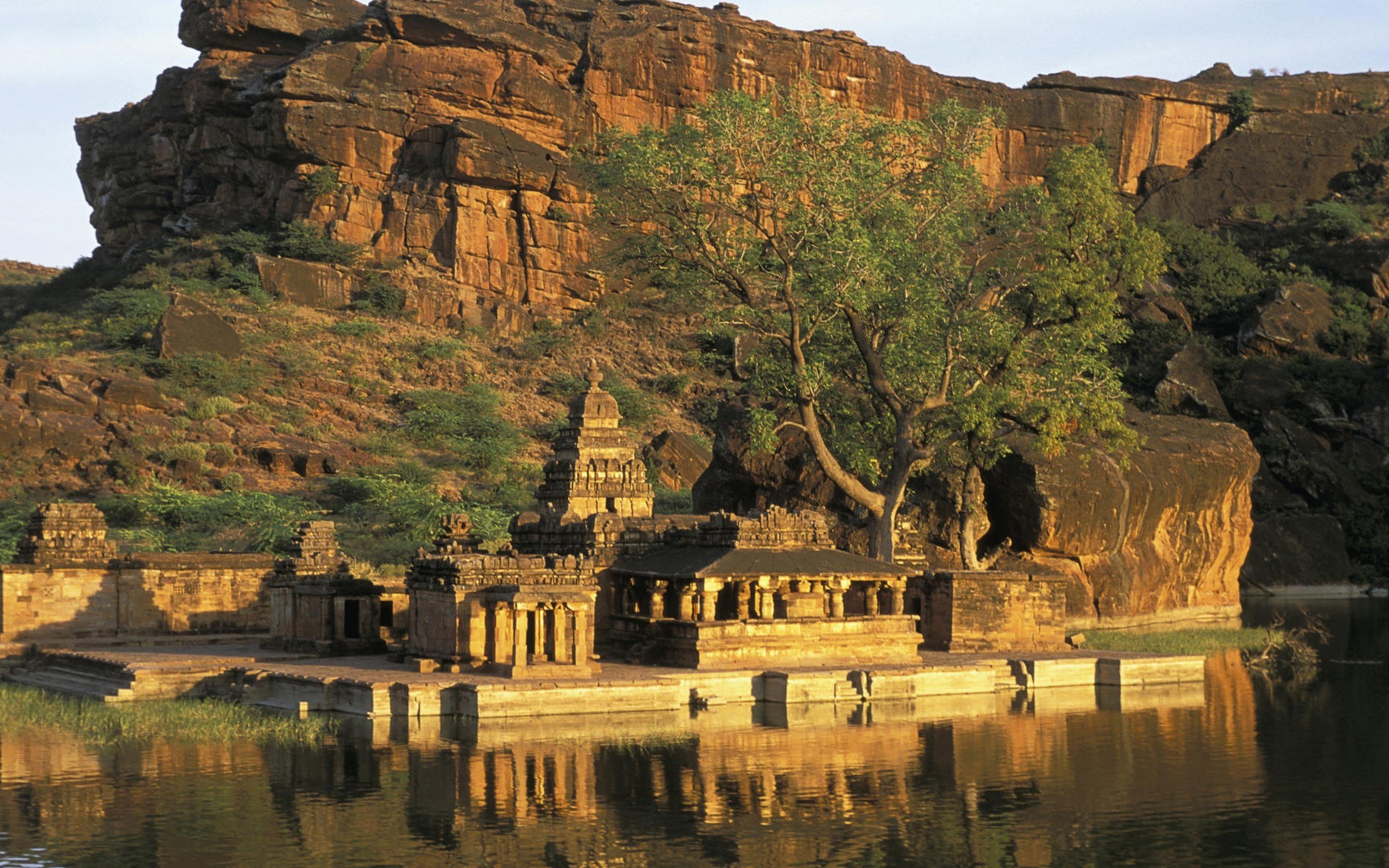 https://mdw-travel-data-us-east-1.s3.amazonaws.com/img/country/India/Badami/img_01.jpg