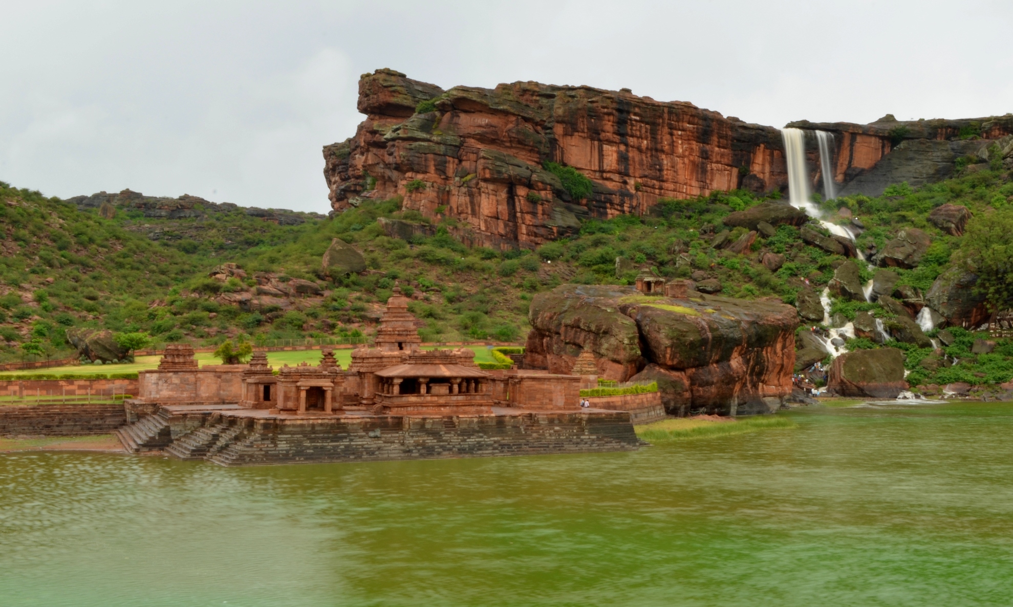 https://mdw-travel-data-us-east-1.s3.amazonaws.com/img/country/India/Badami/img_02.jpg