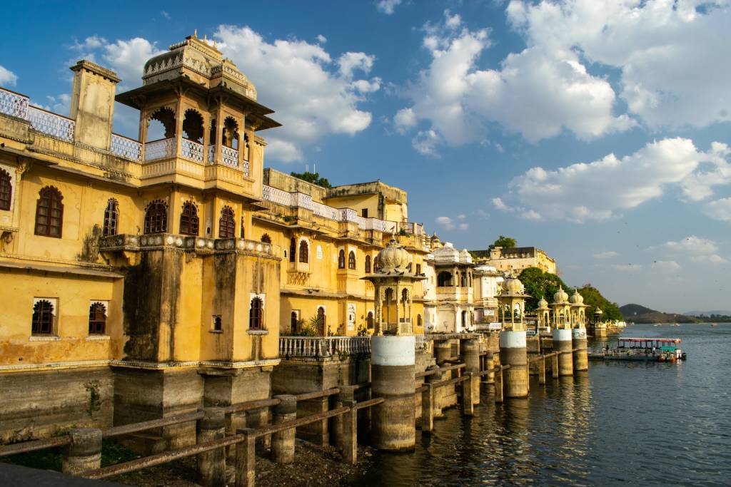 https://mdw-travel-data-us-east-1.s3.amazonaws.com/img/country/India/Bagore-Ki-Haveli/img_02.jpg