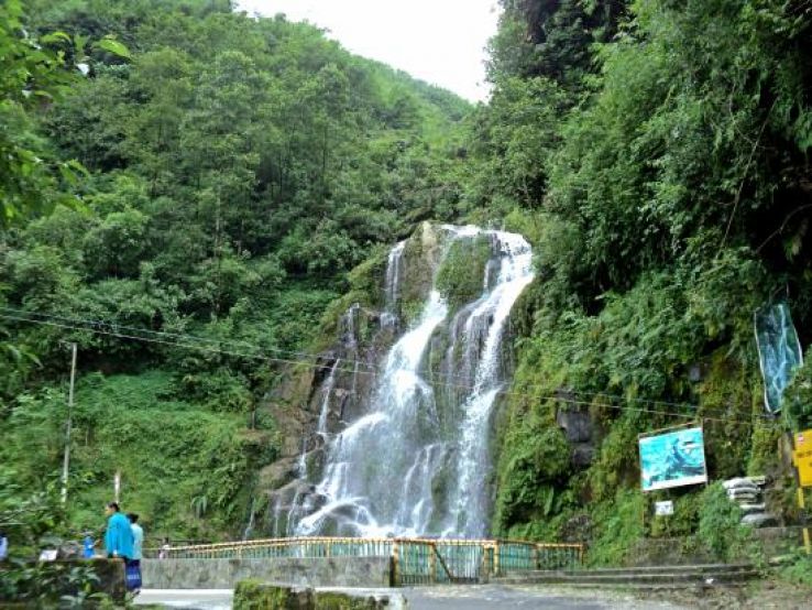https://mdw-travel-data-us-east-1.s3.amazonaws.com/img/country/India/Bakthang-Waterfalls/img_01.jpg