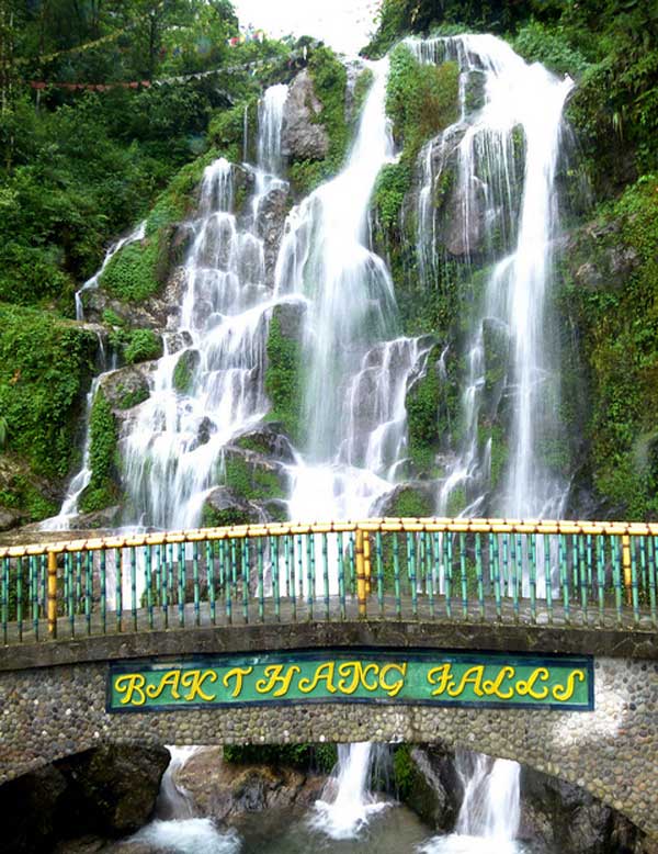 https://mdw-travel-data-us-east-1.s3.amazonaws.com/img/country/India/Bakthang-Waterfalls/img_02.jpg