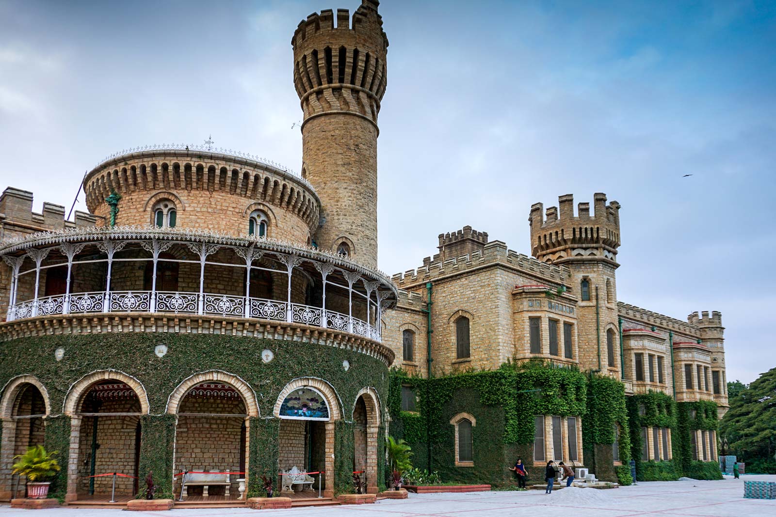 https://mdw-travel-data-us-east-1.s3.amazonaws.com/img/country/India/Bangalore-Palace/img_01.jpg