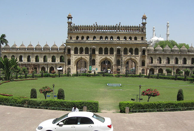 https://mdw-travel-data-us-east-1.s3.amazonaws.com/img/country/India/Bara-Imambara/img_00.jpg