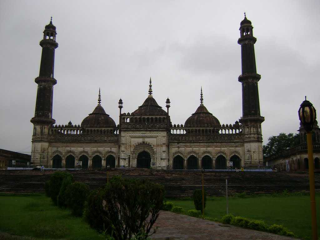 https://mdw-travel-data-us-east-1.s3.amazonaws.com/img/country/India/Bara-Imambara/img_01.jpg