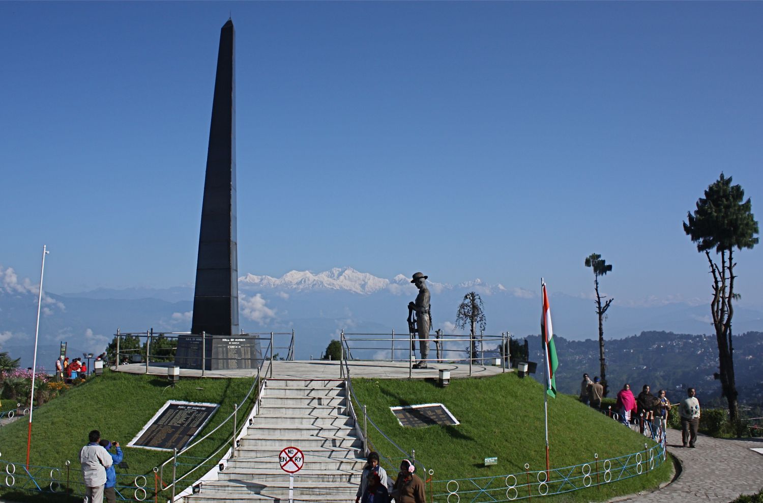 https://mdw-travel-data-us-east-1.s3.amazonaws.com/img/country/India/Batasia-War-Memorial/img_03.jpg