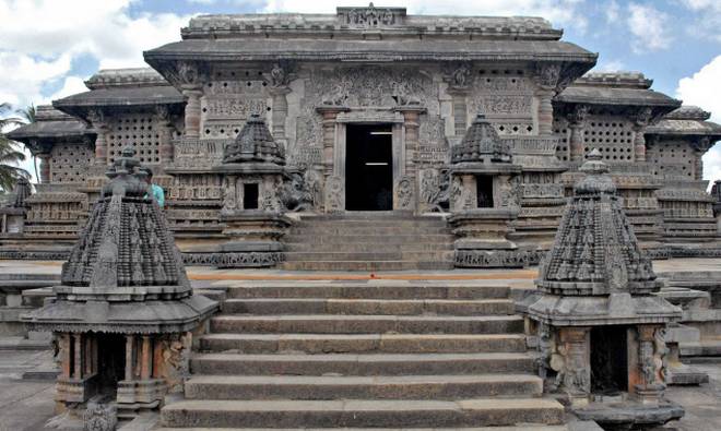 https://mdw-travel-data-us-east-1.s3.amazonaws.com/img/country/India/Belur-and-Halebid/img_01.jpg