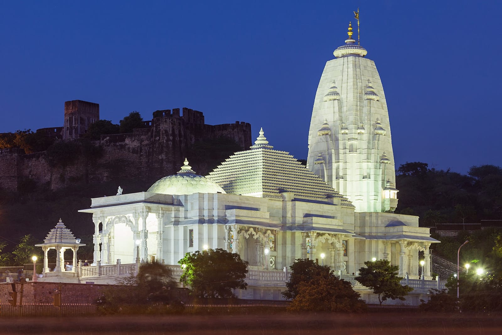 https://mdw-travel-data-us-east-1.s3.amazonaws.com/img/country/India/Birla-Mandir-Jaipur/img_01.jpg