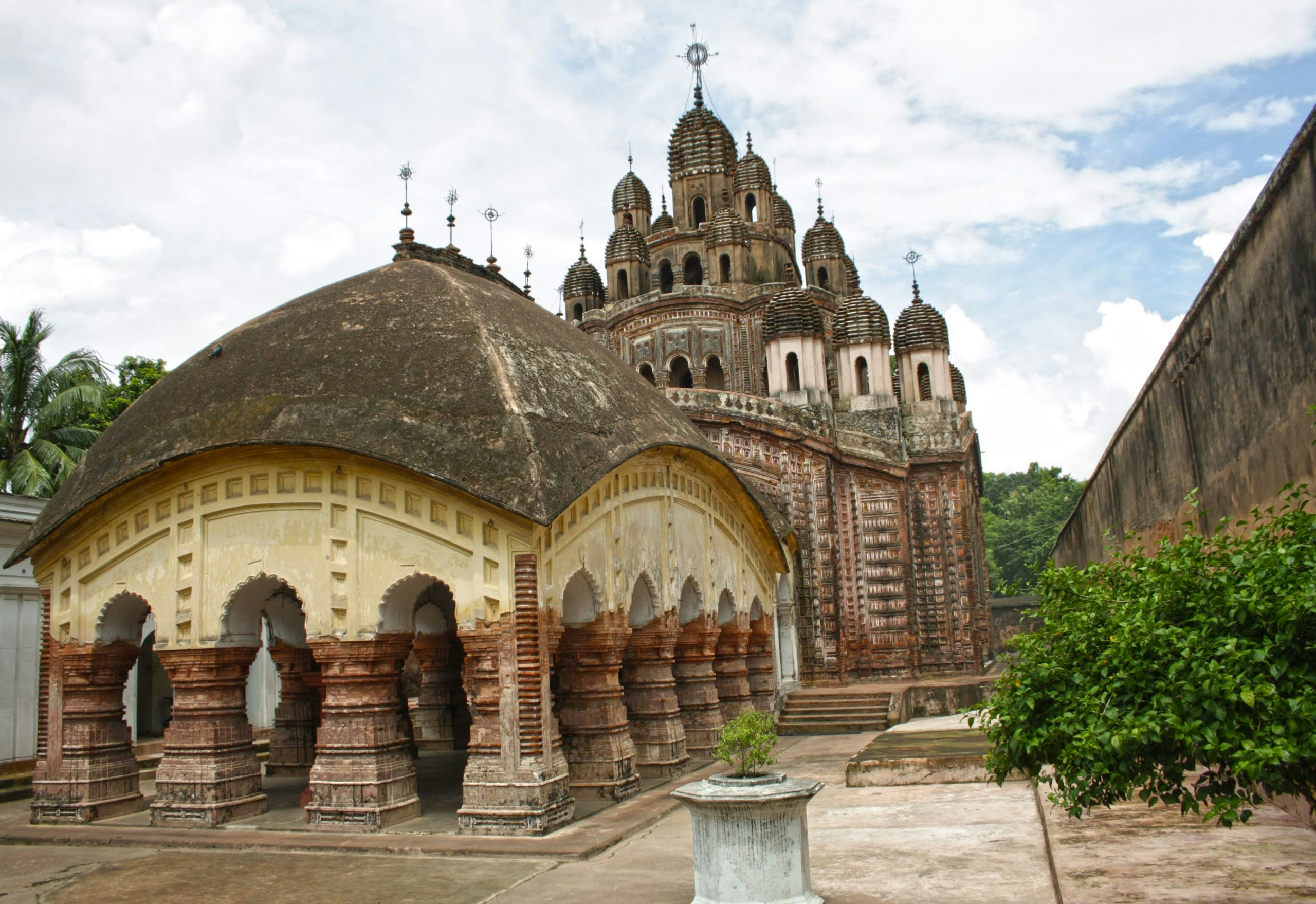 https://mdw-travel-data-us-east-1.s3.amazonaws.com/img/country/India/Bishnupur/img_03.jpg