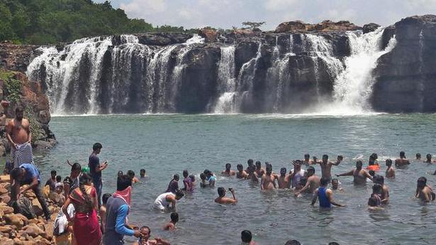 https://mdw-travel-data-us-east-1.s3.amazonaws.com/img/country/India/Bogatha-Waterfall/img_03.jpg