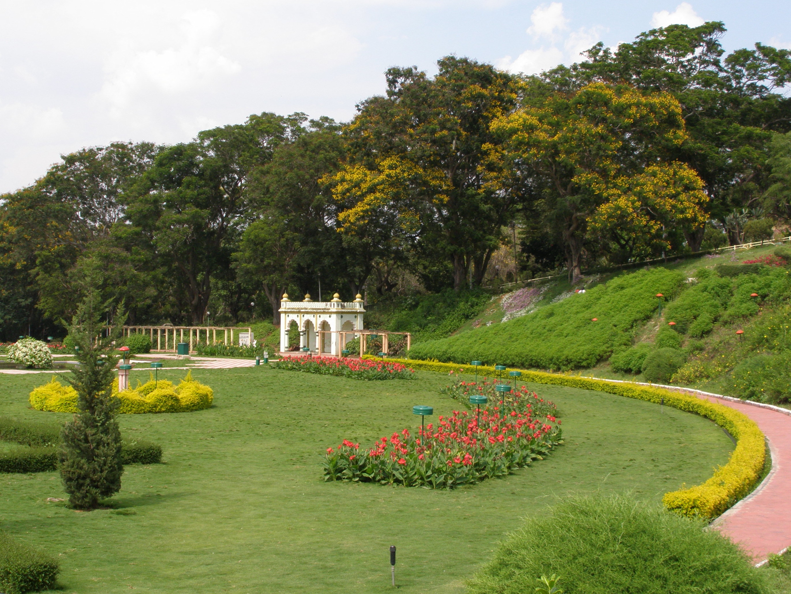 https://mdw-travel-data-us-east-1.s3.amazonaws.com/img/country/India/Brindavan-Gardens/img_02.jpg