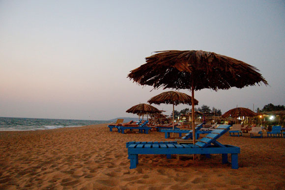 https://mdw-travel-data-us-east-1.s3.amazonaws.com/img/country/India/Candolim-Beach/img_03.jpg