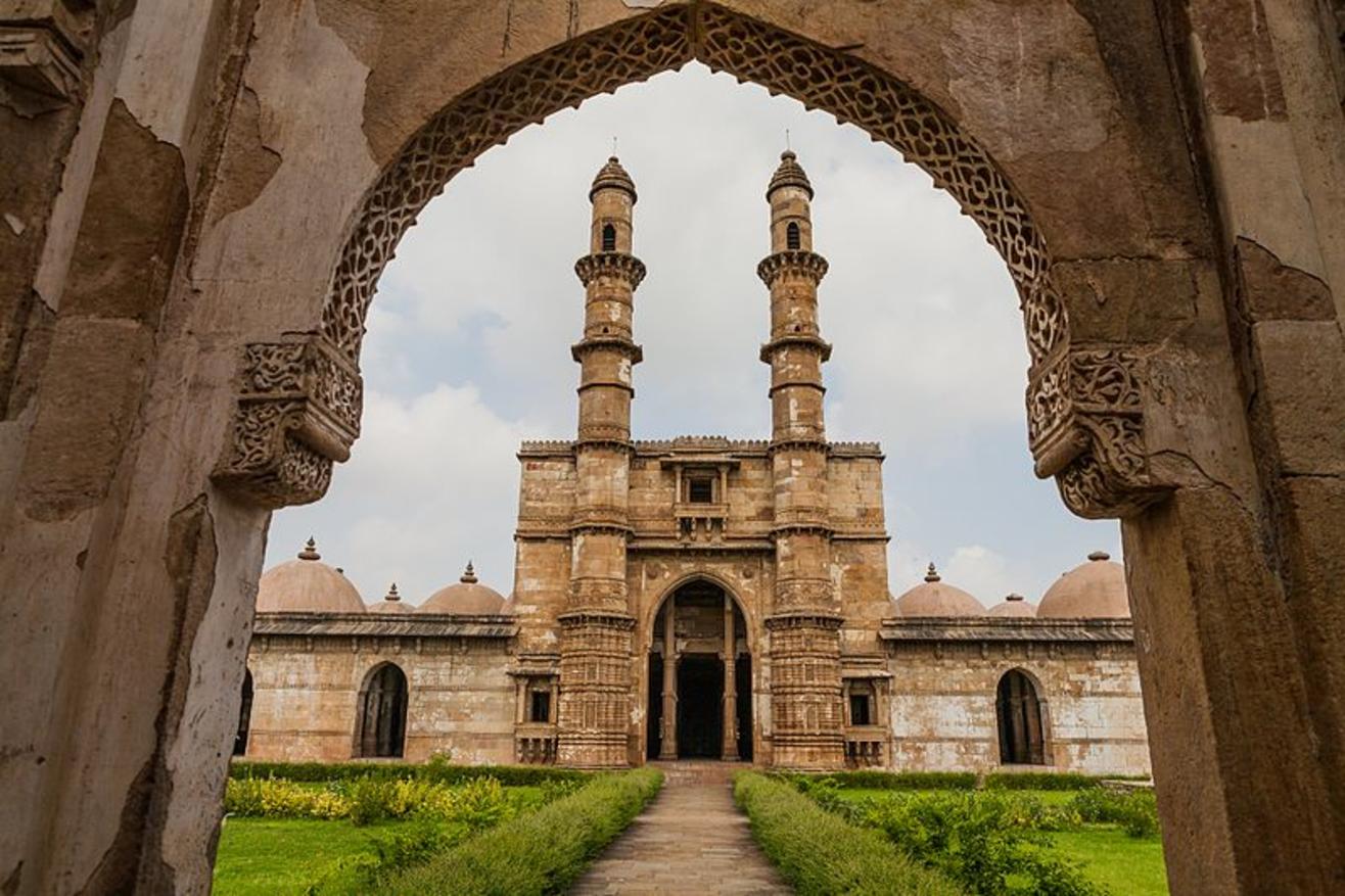 https://mdw-travel-data-us-east-1.s3.amazonaws.com/img/country/India/Champaner-Pavagadh-Archaeological-Park/img_01.jpg