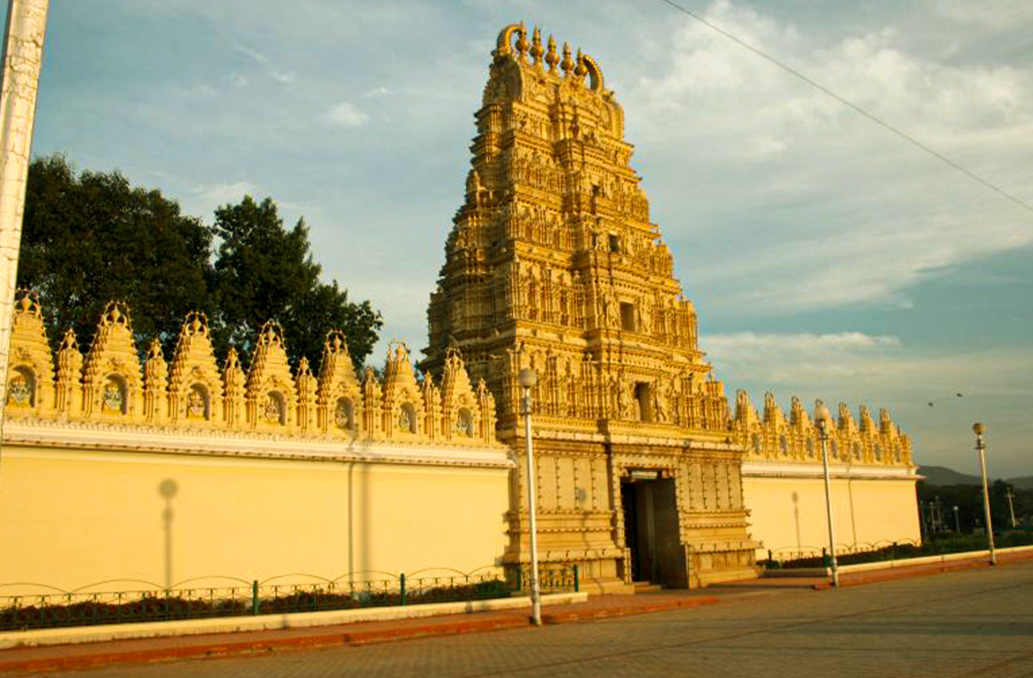 https://mdw-travel-data-us-east-1.s3.amazonaws.com/img/country/India/Chamundeshwari-Temple/img_03.jpg