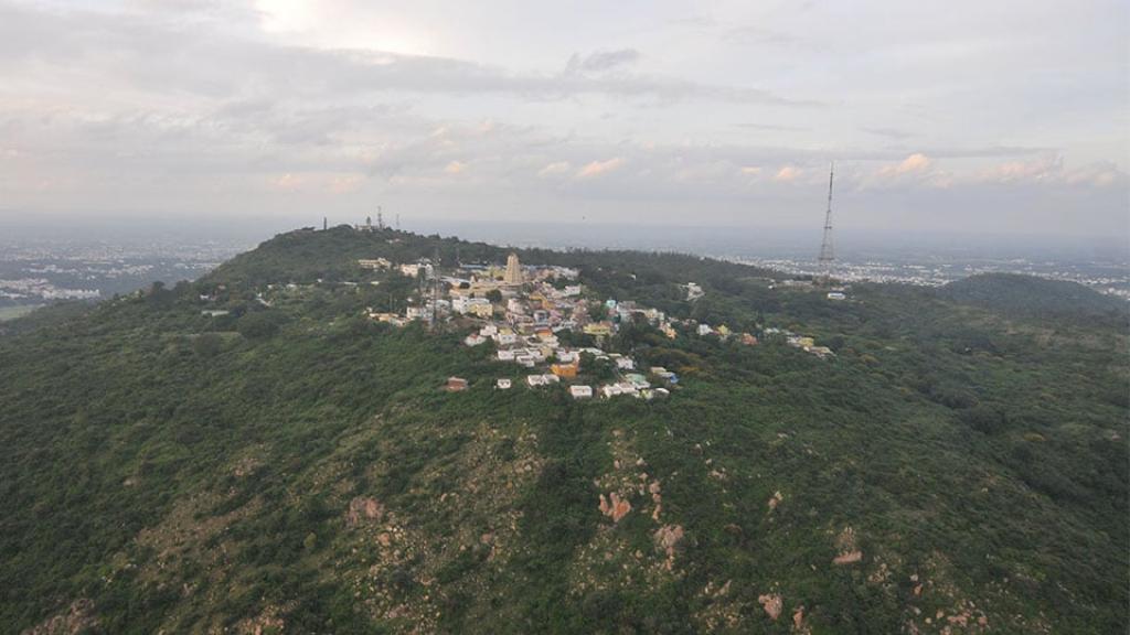 https://mdw-travel-data-us-east-1.s3.amazonaws.com/img/country/India/Chamundi-Hill/img_01.jpg