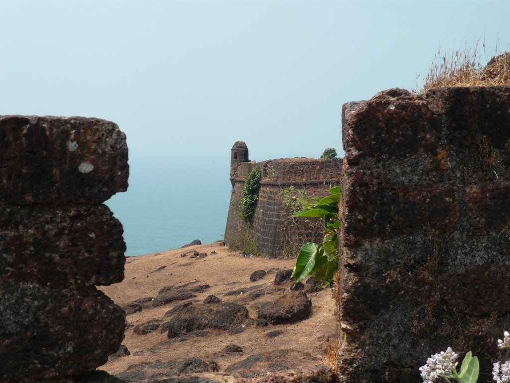 https://mdw-travel-data-us-east-1.s3.amazonaws.com/img/country/India/Chapora-Fort/img_03.jpg