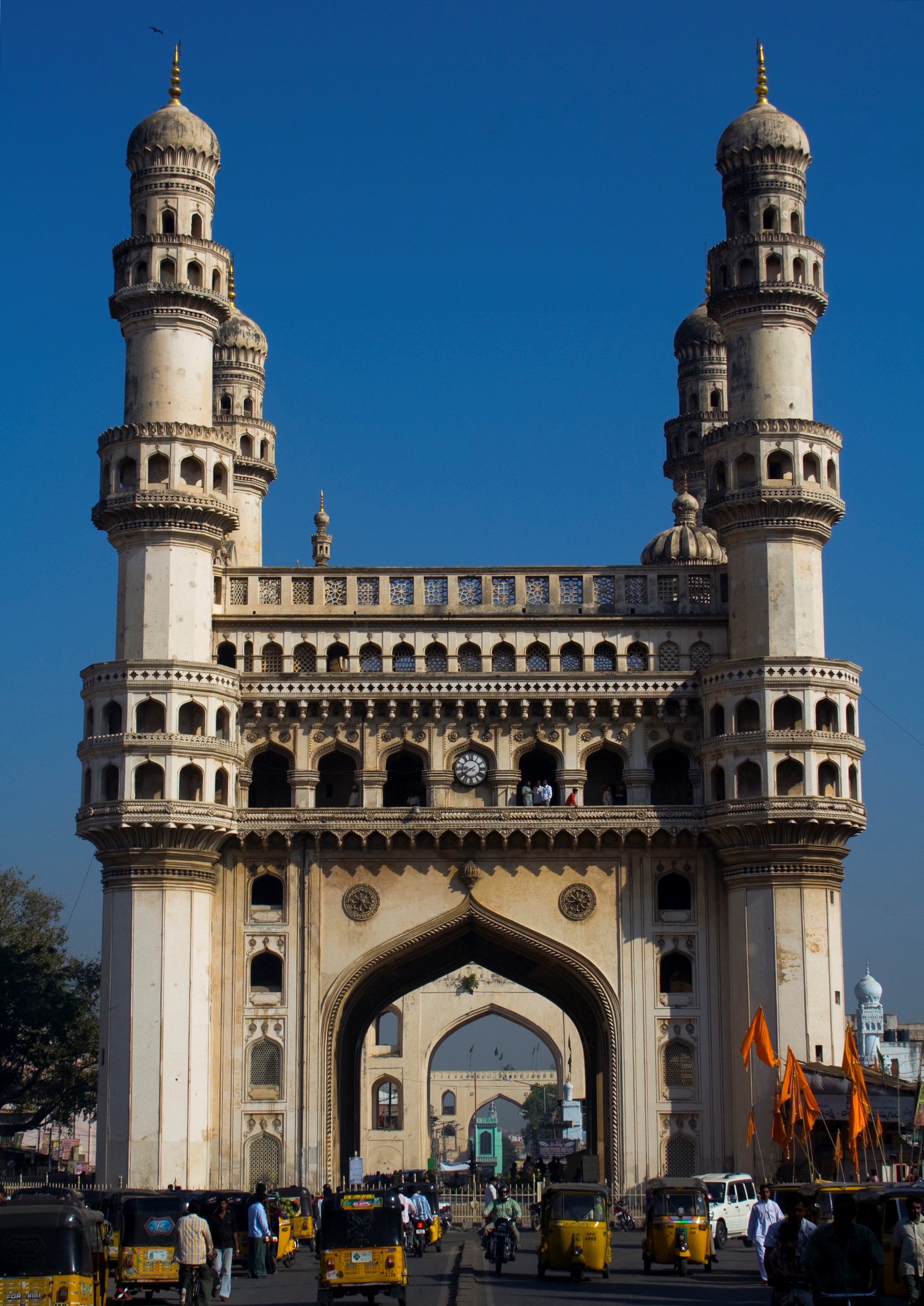 https://mdw-travel-data-us-east-1.s3.amazonaws.com/img/country/India/Charminar/img_03.jpg