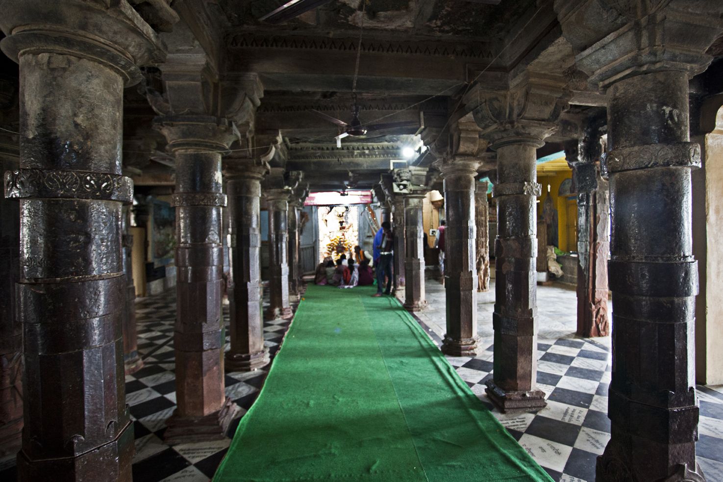 https://mdw-travel-data-us-east-1.s3.amazonaws.com/img/country/India/Chausath-Khamba/img_01.jpg