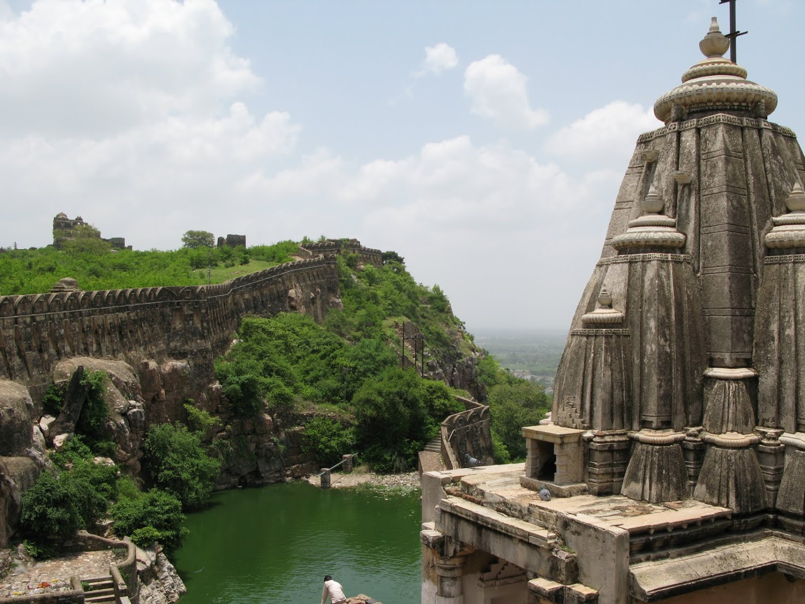 https://mdw-travel-data-us-east-1.s3.amazonaws.com/img/country/India/Chittorgarh-Fort/img_02.jpg