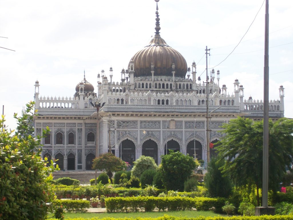 https://mdw-travel-data-us-east-1.s3.amazonaws.com/img/country/India/Chota-Imambara/img_00.jpg