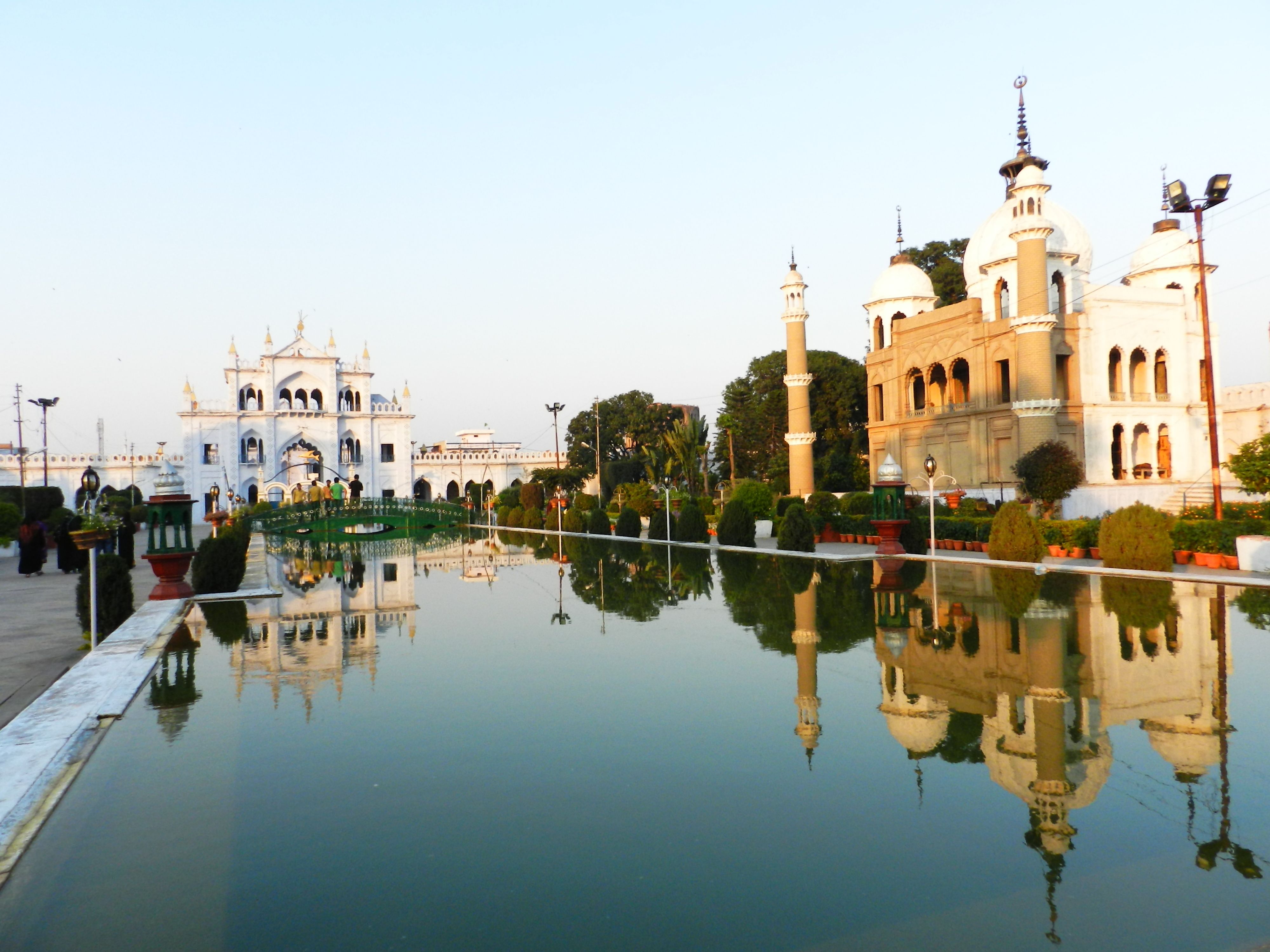 https://mdw-travel-data-us-east-1.s3.amazonaws.com/img/country/India/Chota-Imambara/img_02.jpg
