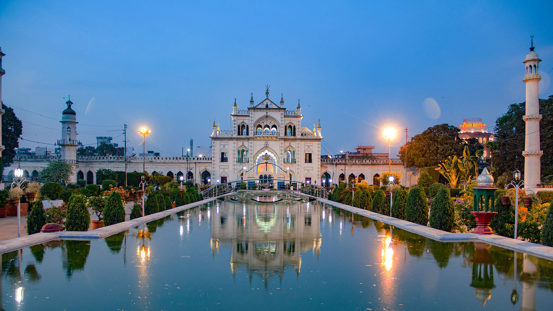 https://mdw-travel-data-us-east-1.s3.amazonaws.com/img/country/India/Chota-Imambara/img_03.jpg
