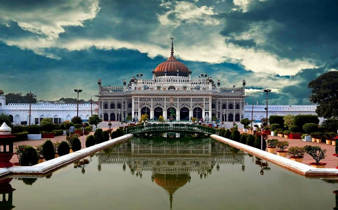 https://mdw-travel-data-us-east-1.s3.amazonaws.com/img/country/India/Chota-Imambara/img_04.jpg