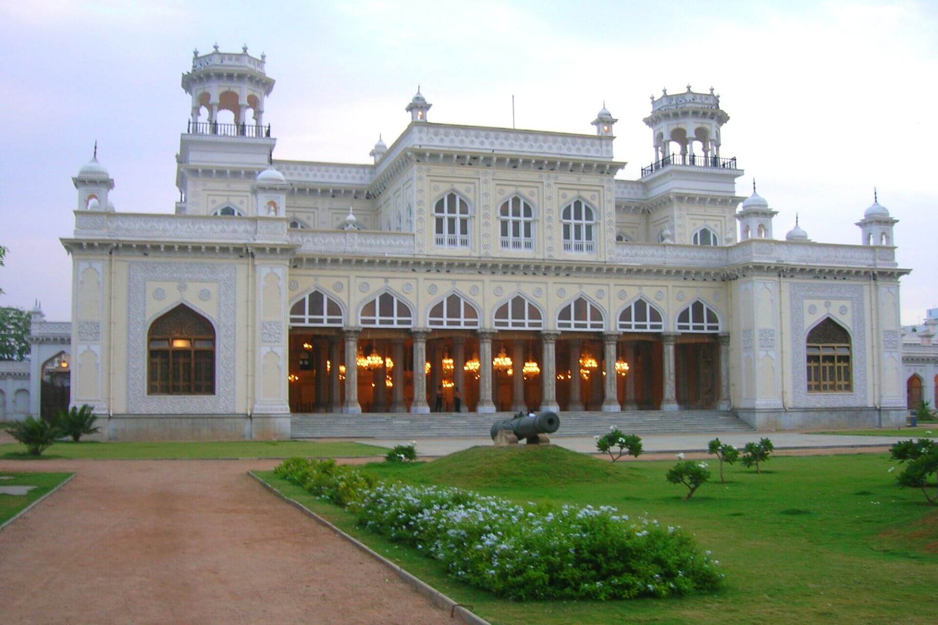 https://mdw-travel-data-us-east-1.s3.amazonaws.com/img/country/India/Chowmahalla-Palace/img_02.jpg