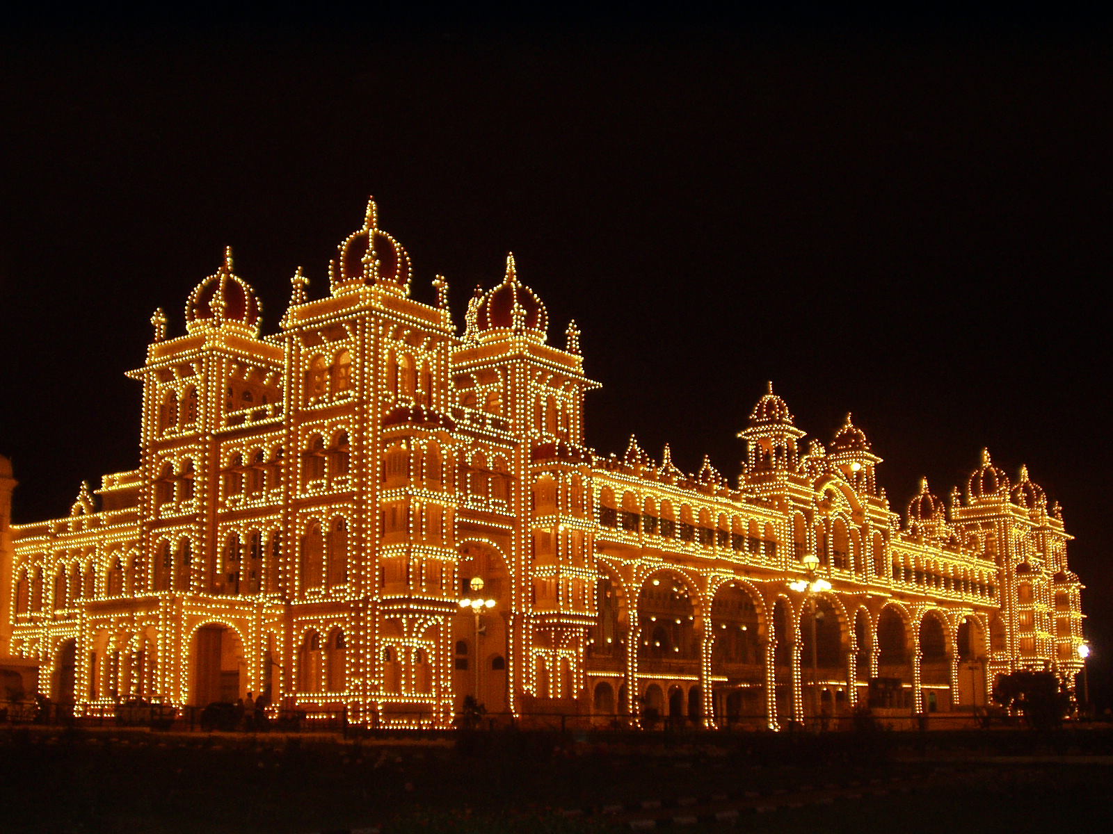 https://mdw-travel-data-us-east-1.s3.amazonaws.com/img/country/India/City-Palace/img_01.jpg