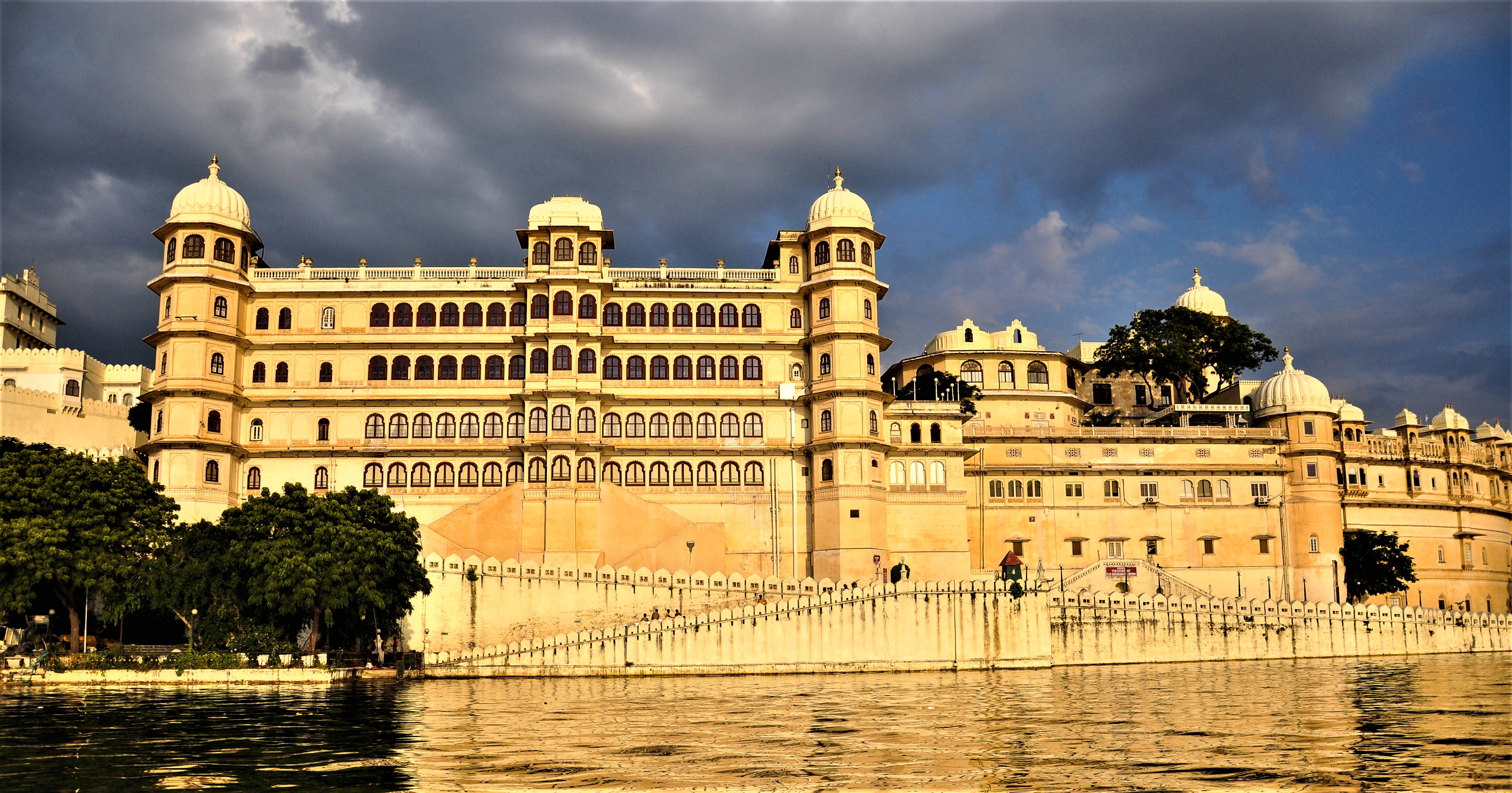 https://mdw-travel-data-us-east-1.s3.amazonaws.com/img/country/India/City-Palace/img_03.jpg