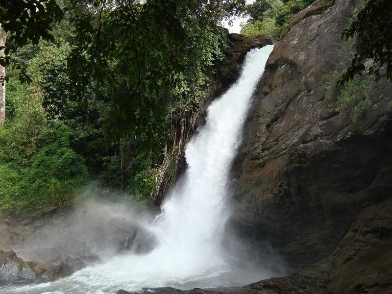https://mdw-travel-data-us-east-1.s3.amazonaws.com/img/country/India/Courtallam-Falls/img_02.jpg