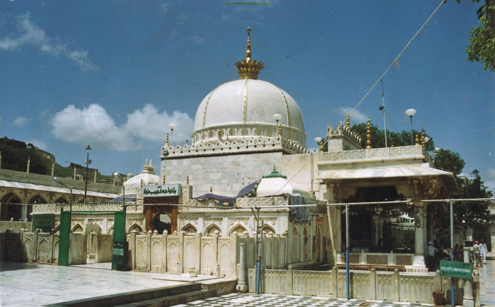 https://mdw-travel-data-us-east-1.s3.amazonaws.com/img/country/India/Dargah-Sharif-Ajmer/img_03.jpg
