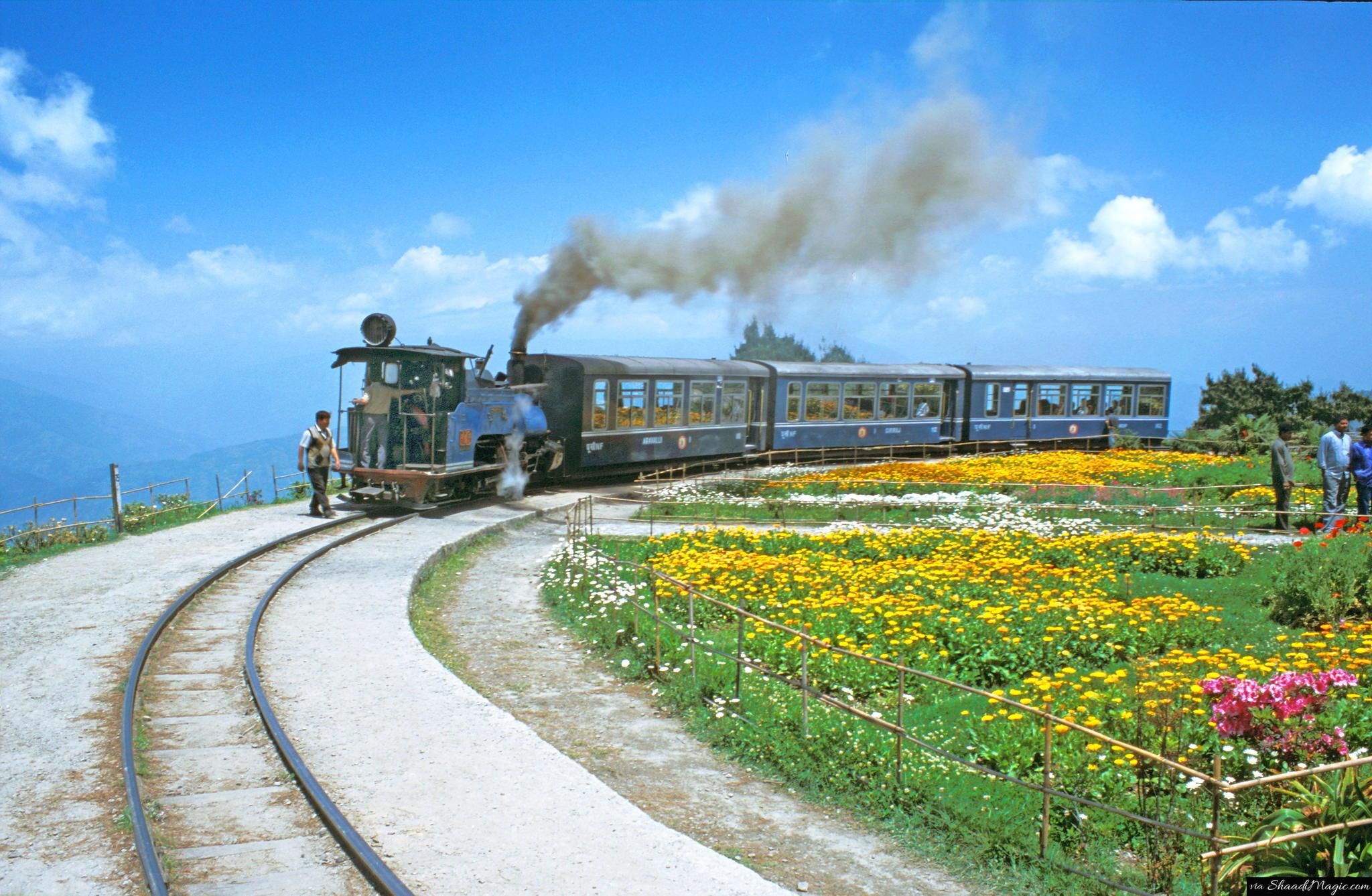 https://mdw-travel-data-us-east-1.s3.amazonaws.com/img/country/India/Darjeeling-Himalayan-Railway/img_01.jpg