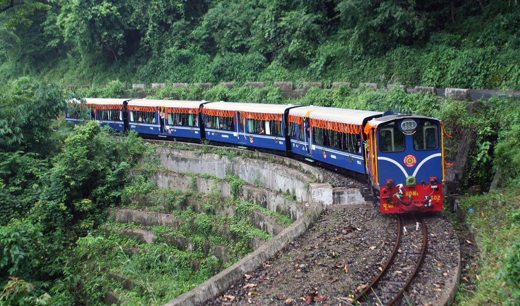 https://mdw-travel-data-us-east-1.s3.amazonaws.com/img/country/India/Darjeeling-Himalayan-Railway/img_02.jpg