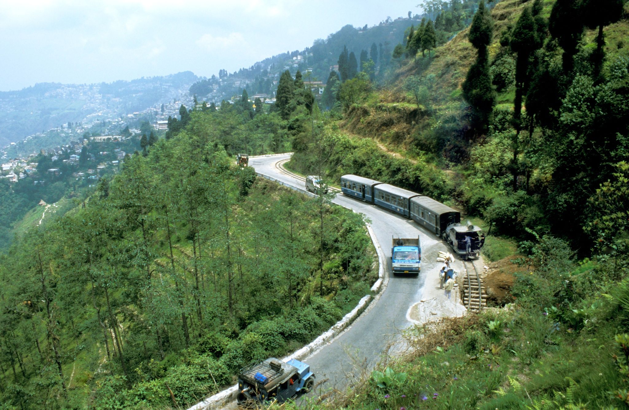 https://mdw-travel-data-us-east-1.s3.amazonaws.com/img/country/India/Darjeeling-Himalayan-Railway/img_03.jpg