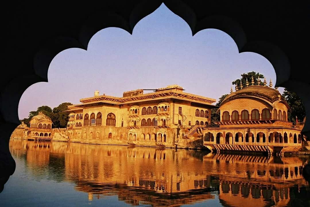 https://mdw-travel-data-us-east-1.s3.amazonaws.com/img/country/India/Deeg-Palace/img_01.jpg