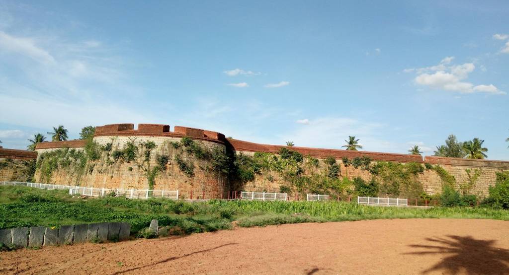 https://mdw-travel-data-us-east-1.s3.amazonaws.com/img/country/India/Devanahalli-Fort/img_01.jpg