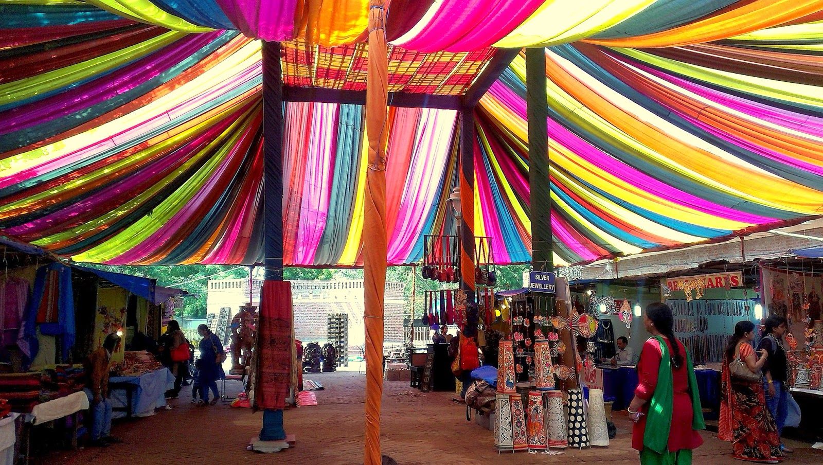 https://mdw-travel-data-us-east-1.s3.amazonaws.com/img/country/India/Dilli-Haat/img_02.jpg