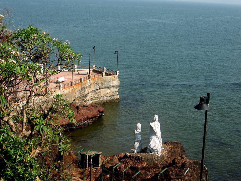 https://mdw-travel-data-us-east-1.s3.amazonaws.com/img/country/India/Dona-Paula-Beach/img_03.jpg