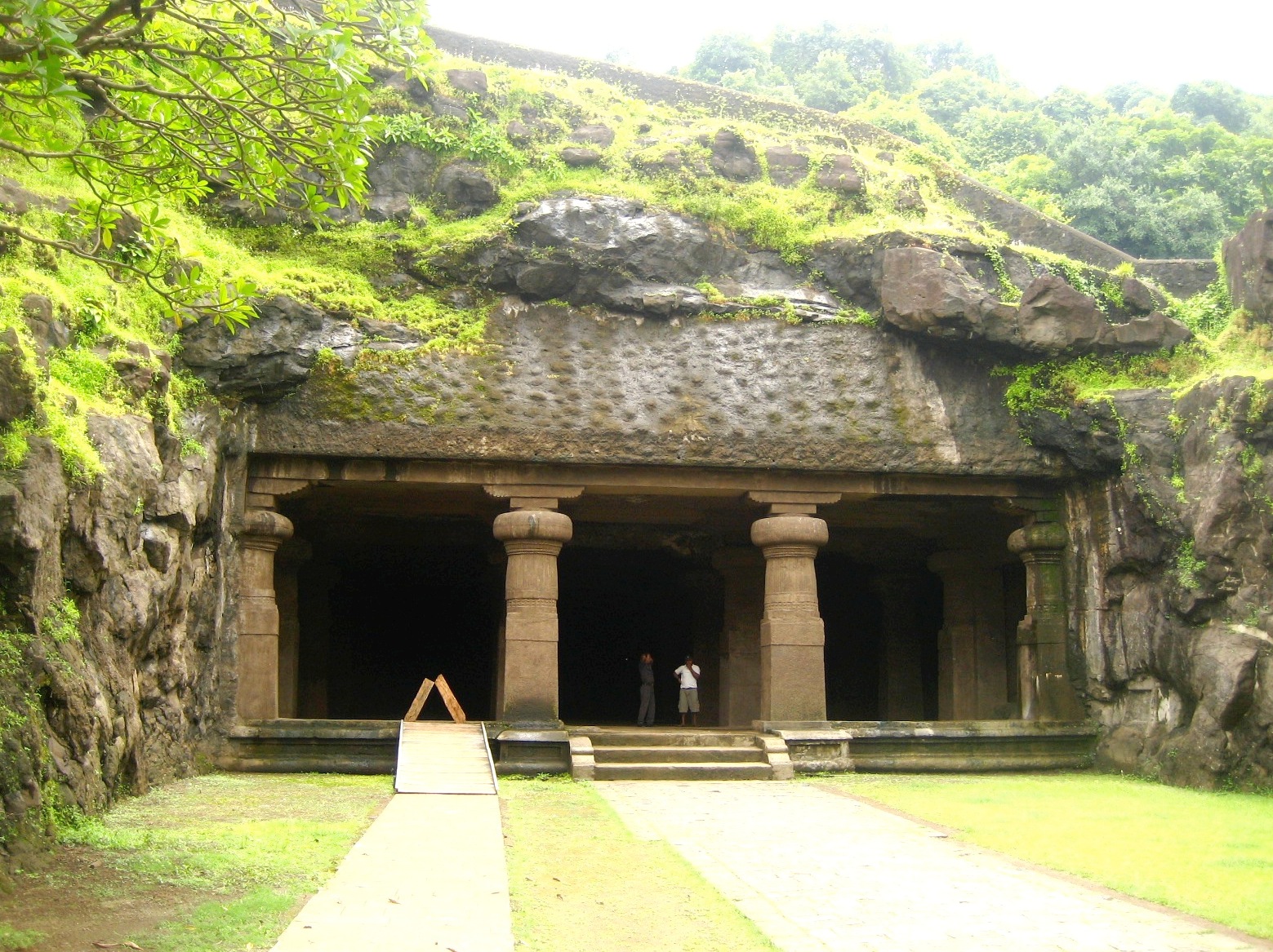 https://mdw-travel-data-us-east-1.s3.amazonaws.com/img/country/India/Elephanta-Caves/img_02.jpg