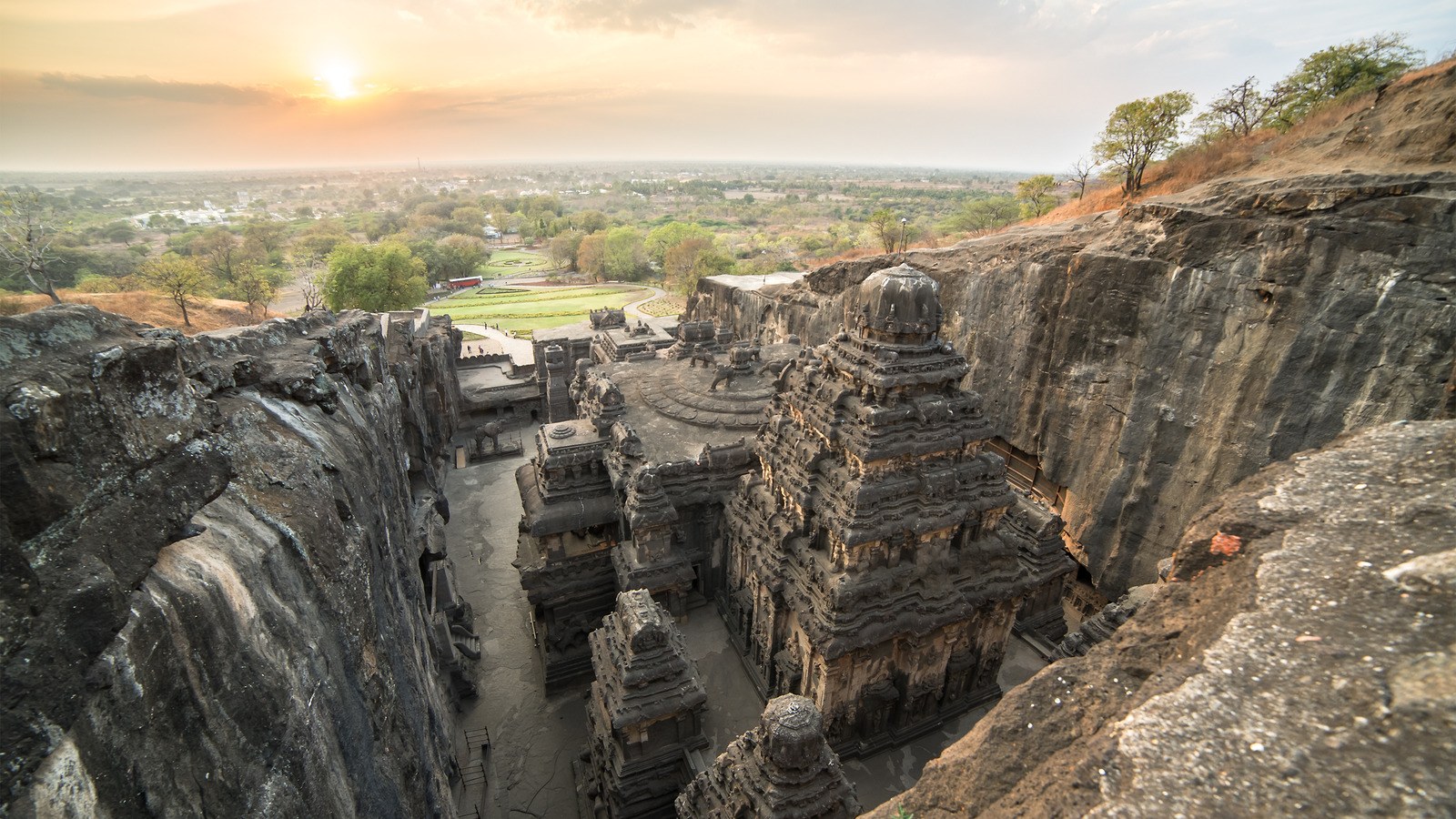 https://mdw-travel-data-us-east-1.s3.amazonaws.com/img/country/India/Ellora-Caves/img_01.jpg