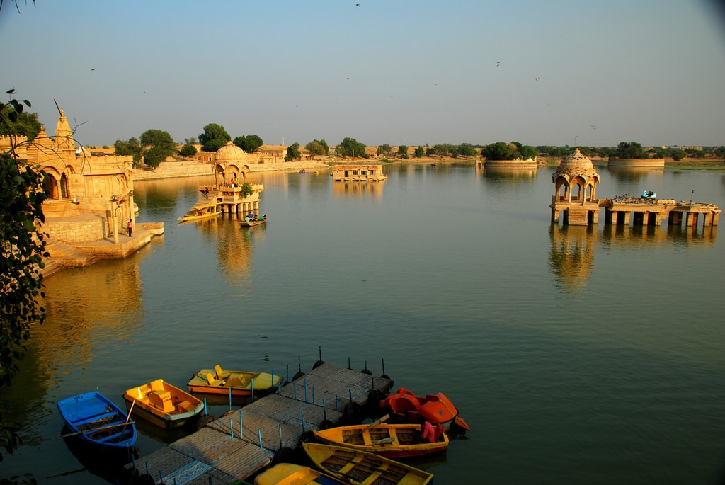 https://mdw-travel-data-us-east-1.s3.amazonaws.com/img/country/India/Gadisar-Lake/img_01.jpg