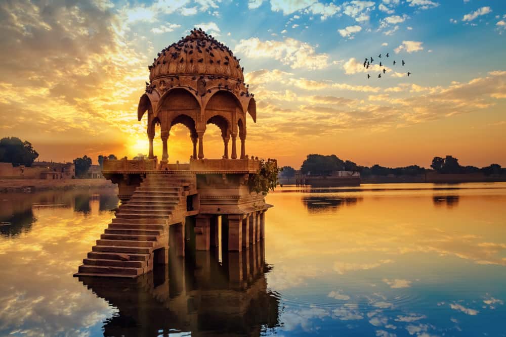 https://mdw-travel-data-us-east-1.s3.amazonaws.com/img/country/India/Gadisar-Lake/img_02.jpg