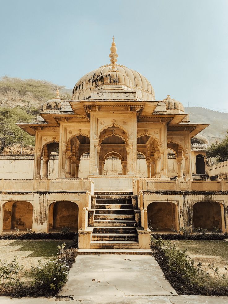 https://mdw-travel-data-us-east-1.s3.amazonaws.com/img/country/India/Gaitor-Ki-Chhatriyan/img_00.jpg