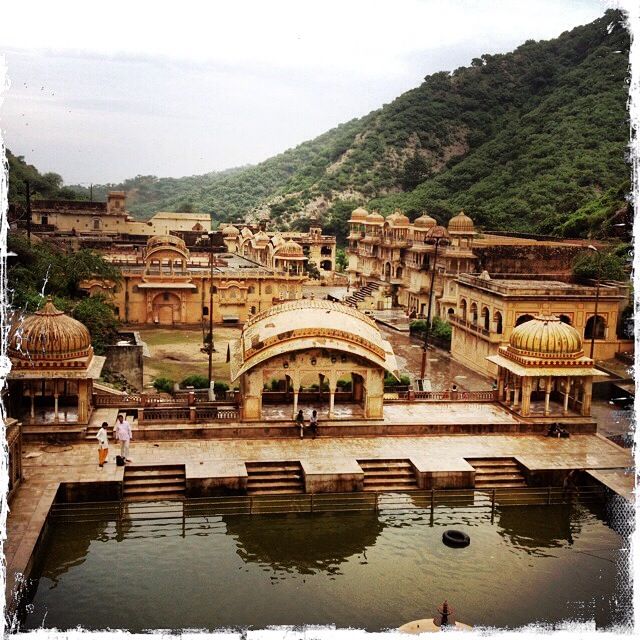 https://mdw-travel-data-us-east-1.s3.amazonaws.com/img/country/India/Galtaji-Temple/img_01.jpg