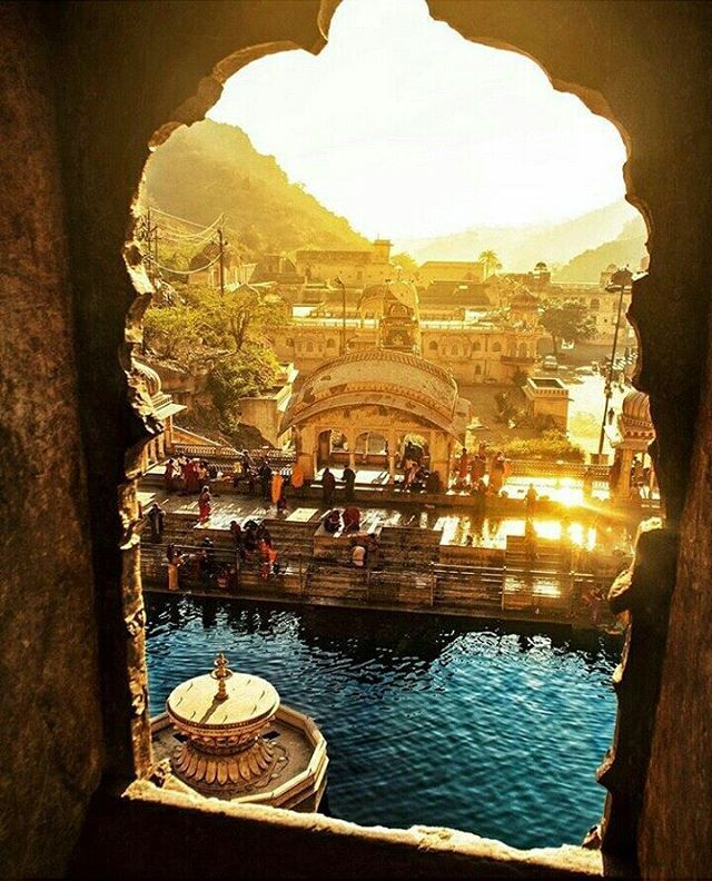 https://mdw-travel-data-us-east-1.s3.amazonaws.com/img/country/India/Galtaji-Temple/img_03.jpg