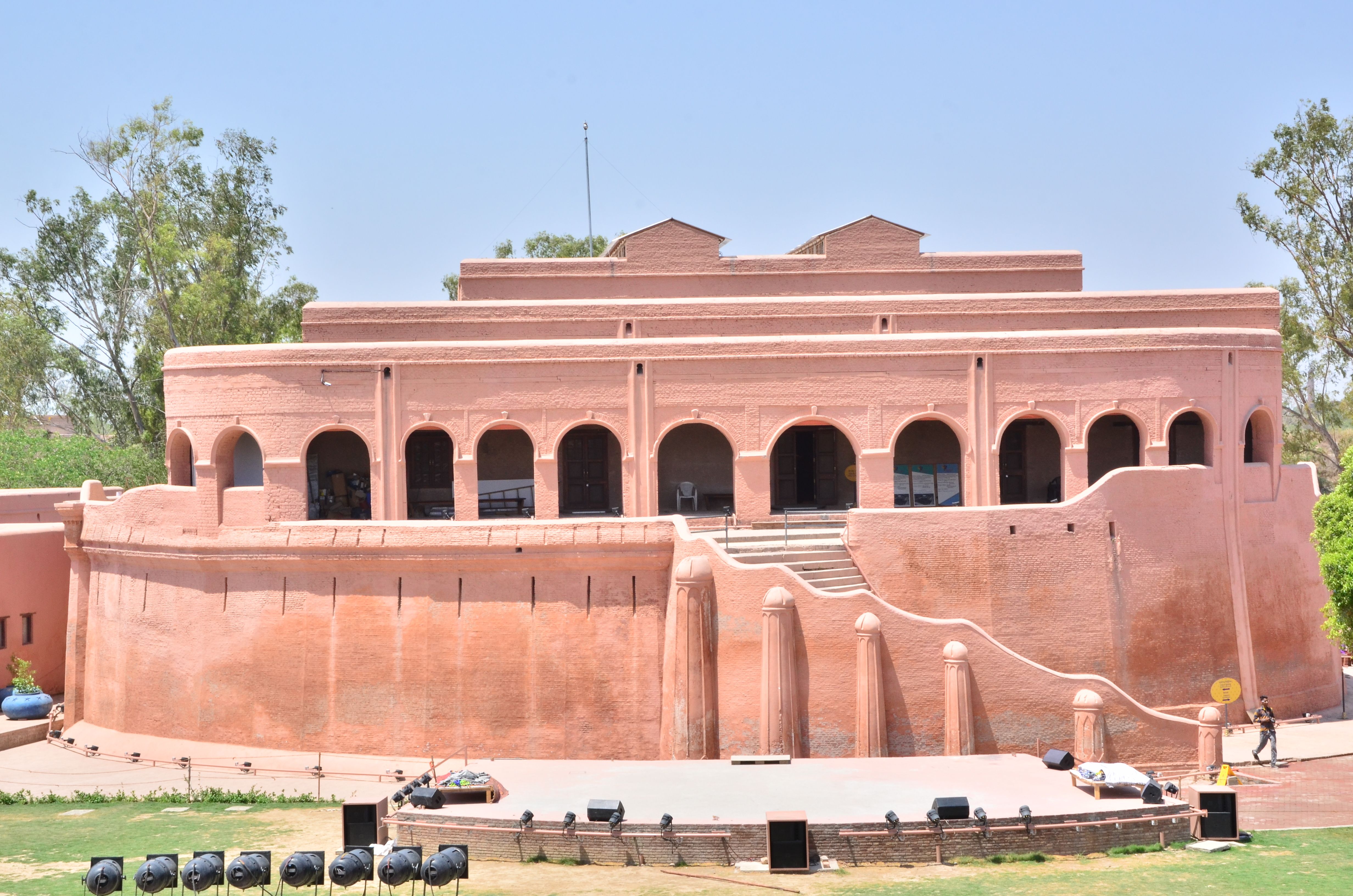 https://mdw-travel-data-us-east-1.s3.amazonaws.com/img/country/India/Gobindgarh-Fort/img_00.jpg