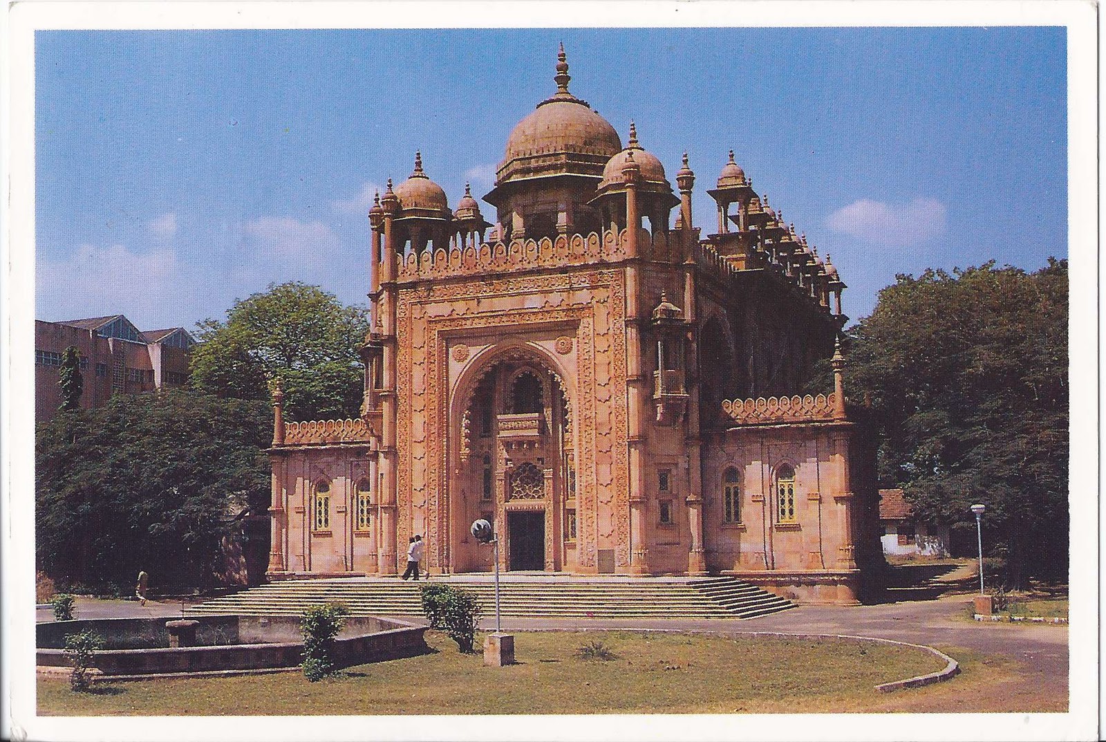 https://mdw-travel-data-us-east-1.s3.amazonaws.com/img/country/India/Government-Museum/img_02.jpg