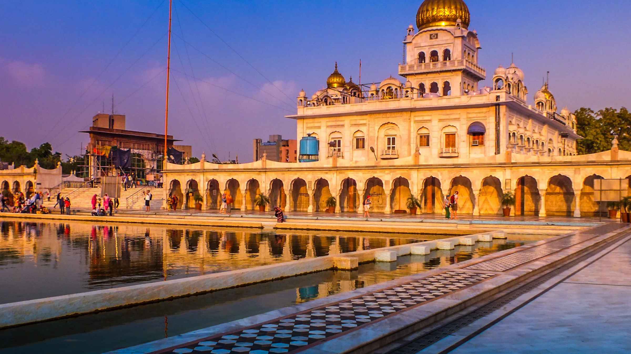 https://mdw-travel-data-us-east-1.s3.amazonaws.com/img/country/India/Gurudwara-Bangla-Sahib/img_03.jpg